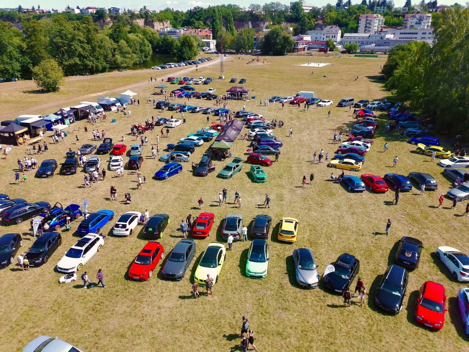 První Diamond Car Meet na Krásné louce z výšky